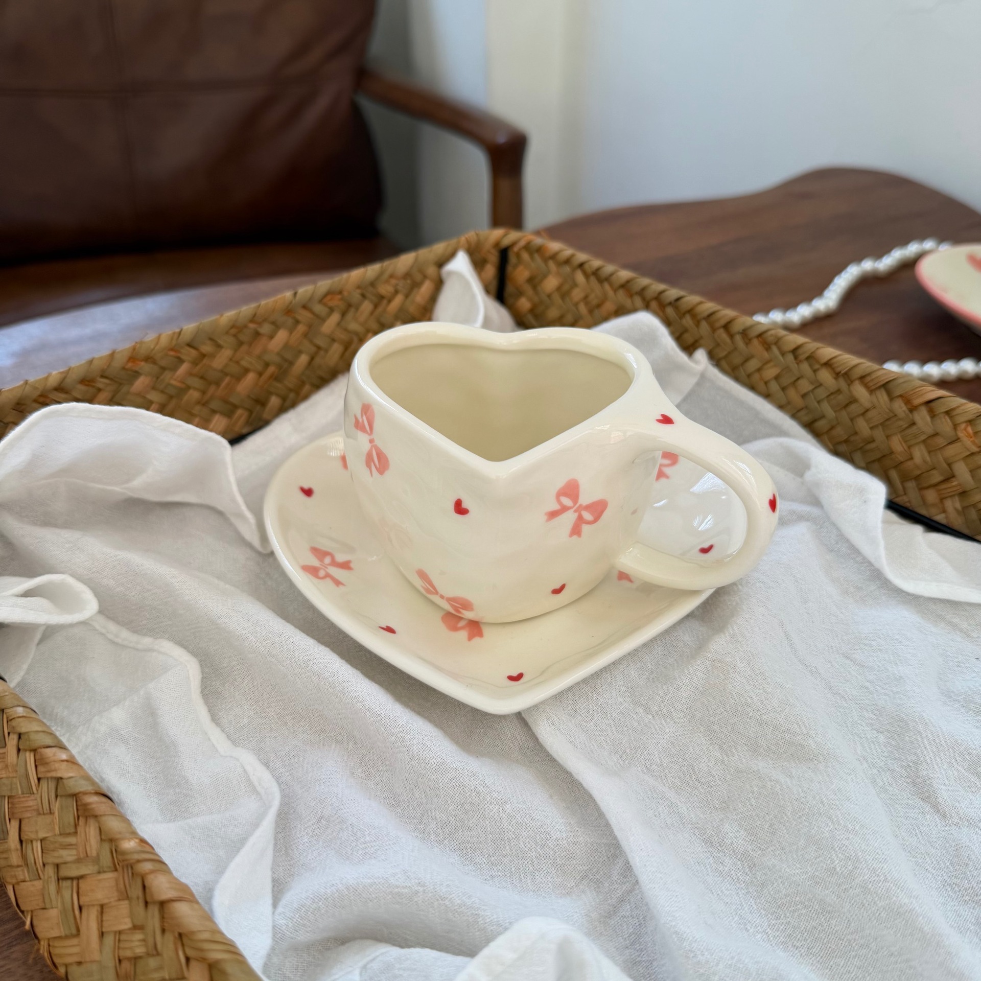 Estilo coreano inswind pintado a mano amor cerámica tazas y platos mano empujada irregular taza de café en forma de corazón plato de mesa de la tarde plato de taza