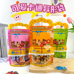 子供の日の創意アニメは異形袋のお菓子を持っています。