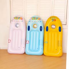メーカーは空気入れのサーフボードを販売しています。