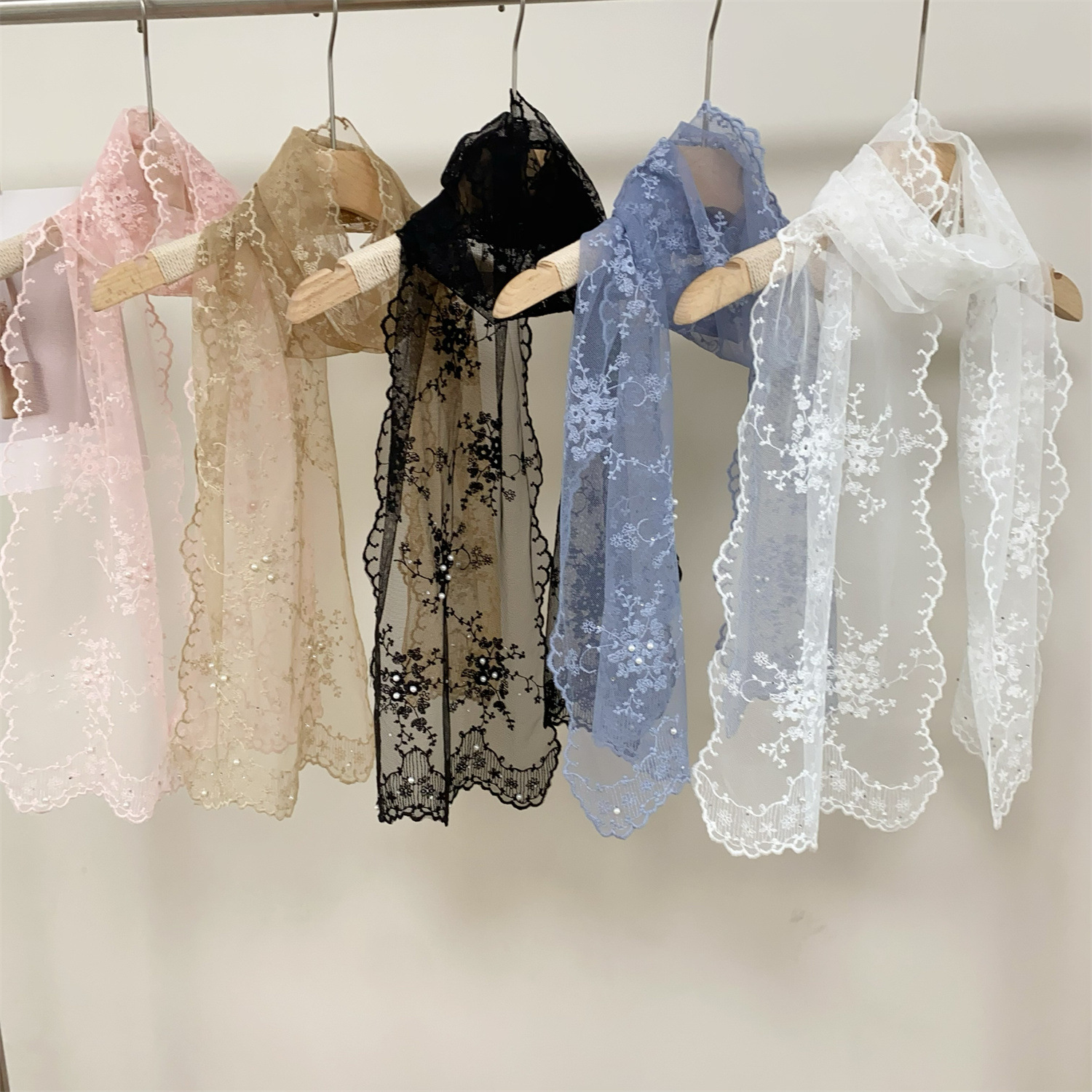 Écharpe comprida de seda com bordado de renda e pérolas_voghion.com