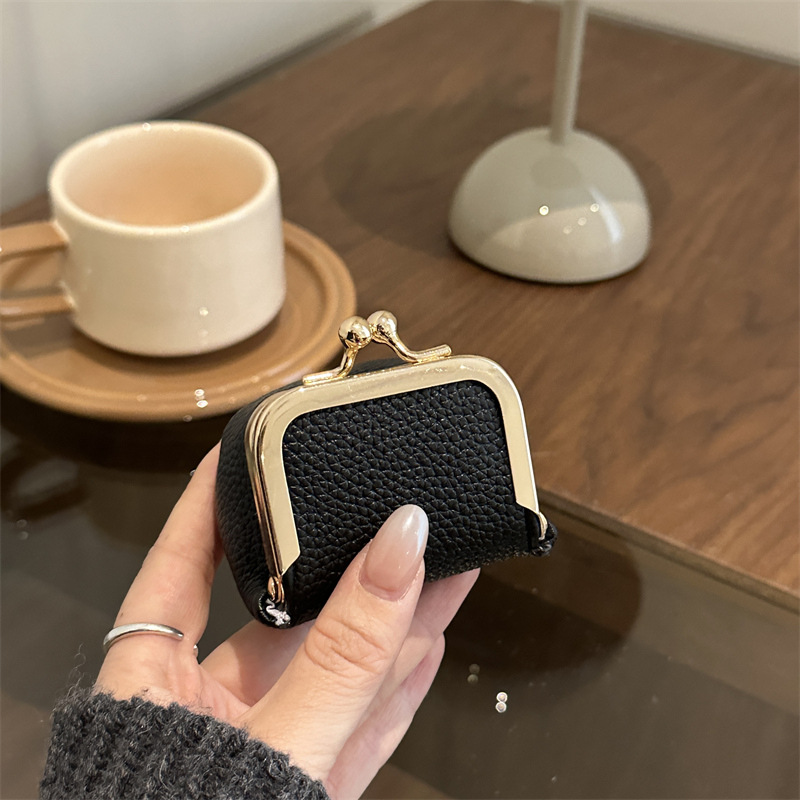 Nuevo bolso de lápiz labial de color sólido de estilo extranjero, mini bolso de mano de nicho de diseño de compras de moda compacto