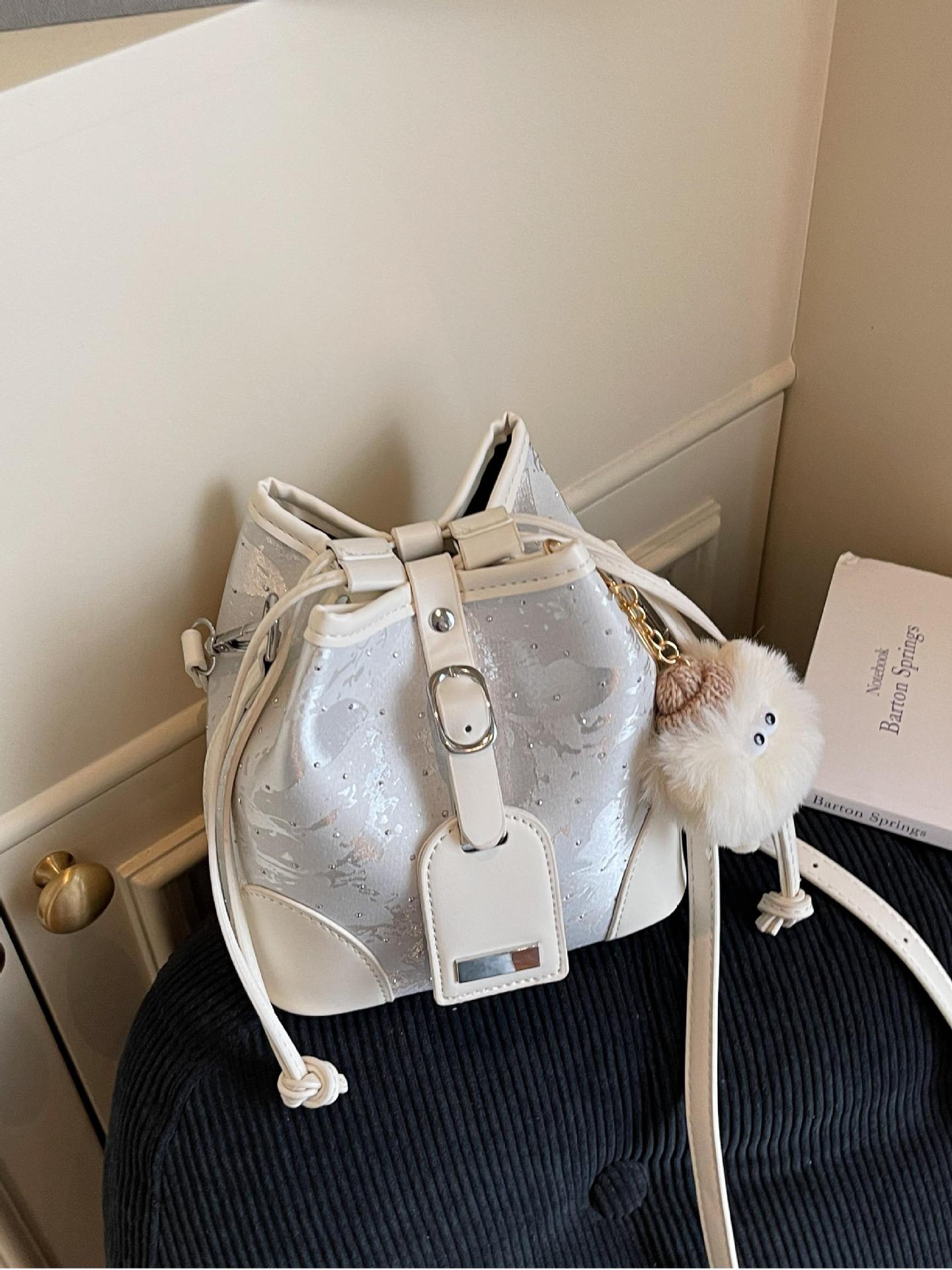 Bolsa de cubo para mujeres 2025 nueva moda super caliente nicho bolso de hombro diseño universal bolso de textura de alta calidad bolso de mochila