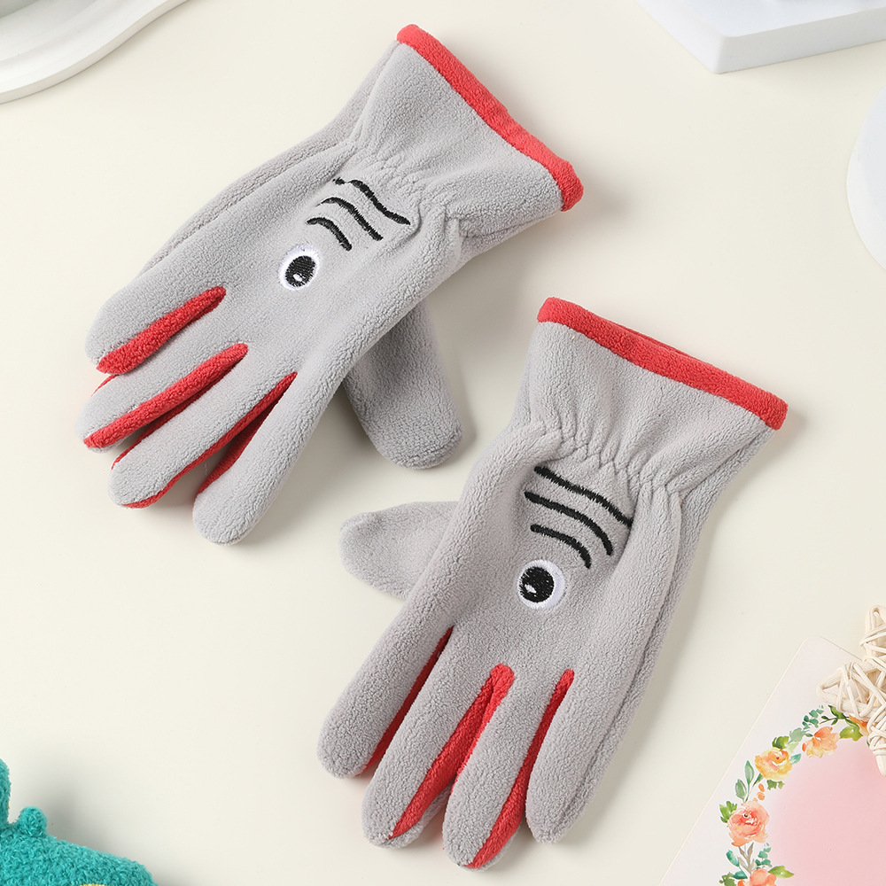 Guantes de invierno para niños con guantes de terciopelo de dibujos animados al aire libre para montar a favor de la piel, guantes de terciopelo de grano para niños y niñas.