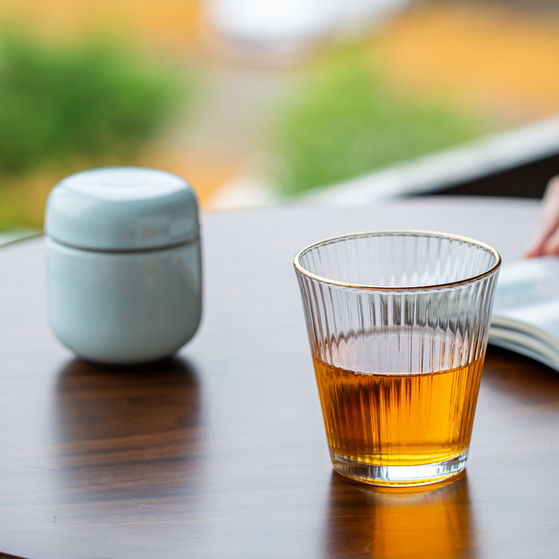 ネットの赤い囲炉裏はお茶を煮ます室内の家庭用のセットの電気陶炉のお茶のセットのガラスのティーポットを煮ます。