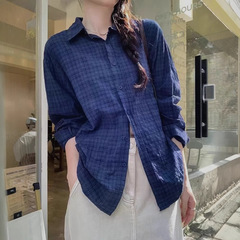 フランスのレトロな紺色の格子シャツの女性の春夏の日焼け止めはゆったりしています。