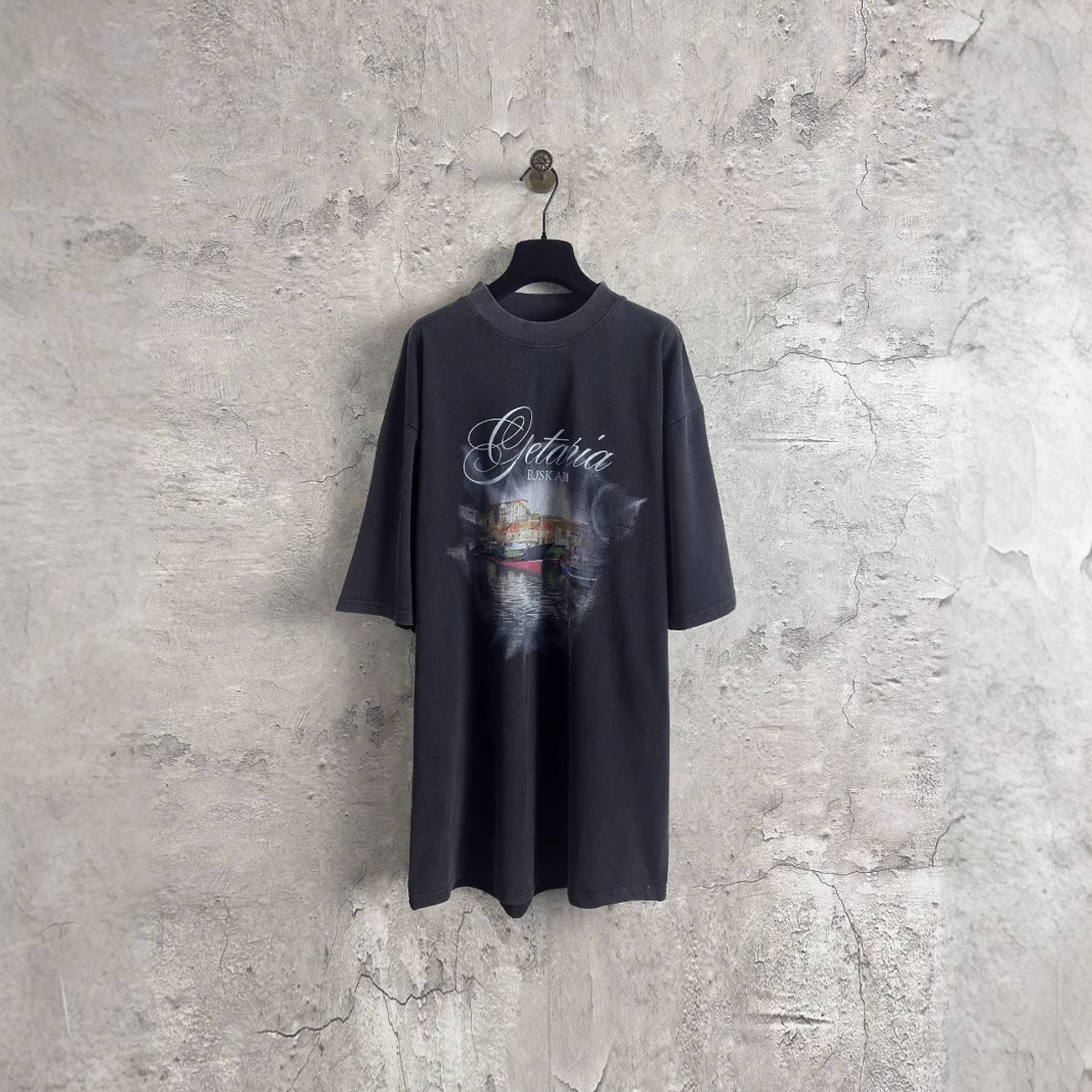 Корректная версия высококачественной футболки B бренда 25SS с новым прямым принтом логотипа, выстиранная и состаренная, с короткими рукавами.