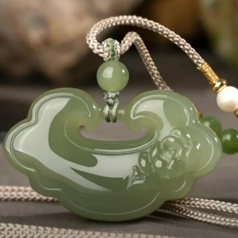 Mặt dây chuyền ngọc bích tự nhiên Hetian hình mây lành – vòng cổ bình an phong thủy chi tiết 2