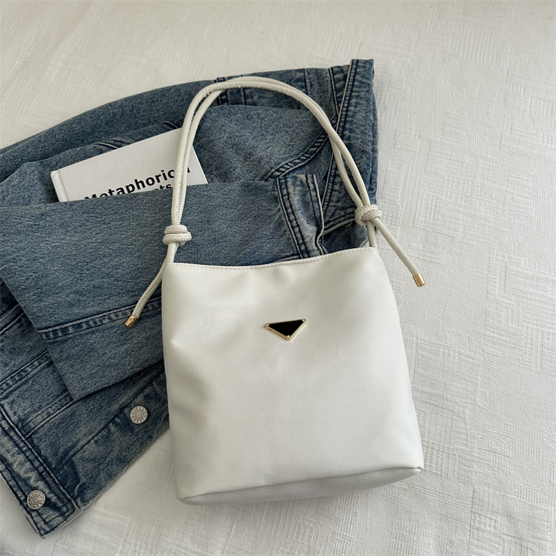 Bolso de nylon nicho de mujer bolso único rosa sensación de diseño 2024 nuevo pequeño bolso bajo la axila de verano fresco