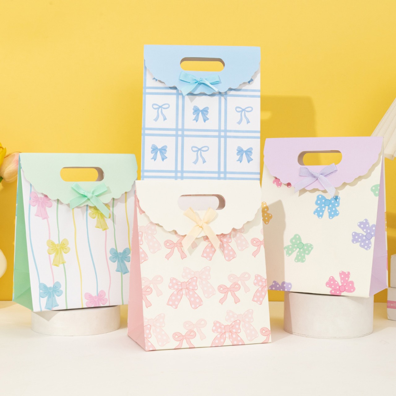 Bolsos de arco de dibujos animados con tapa plegable, bolsas de regalo de cartón blanco, bolsas de regalo de cumpleaños para niños