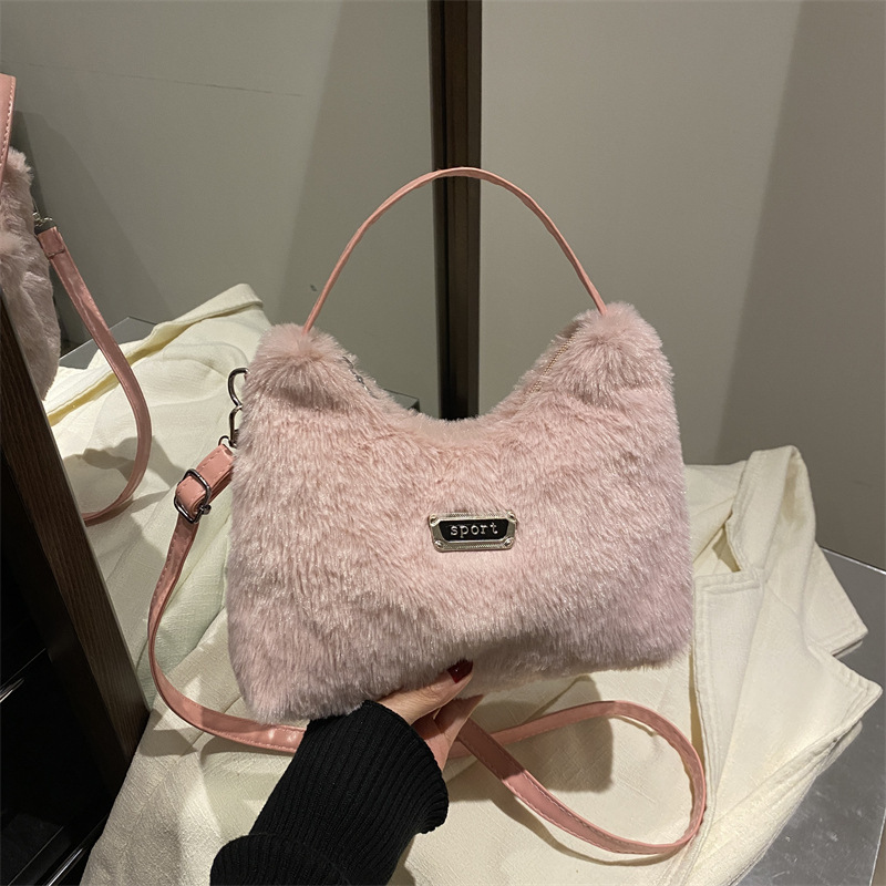 新しい秋冬のぬいぐるみはミンクの毛をまねてファッション的な洋気のペンダントの純色の大容量の斜め掛けの片肩のハンドバッグの女性の柔らかいです。|undefined