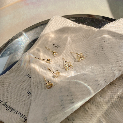 Six-Piece Set of Small Geometric Earrings for Women, Korean and Japanese Style, Fresh and Minimalist Diamond Earrings with a Pop Star Vibe, Simple and Unique Women's Jewelry