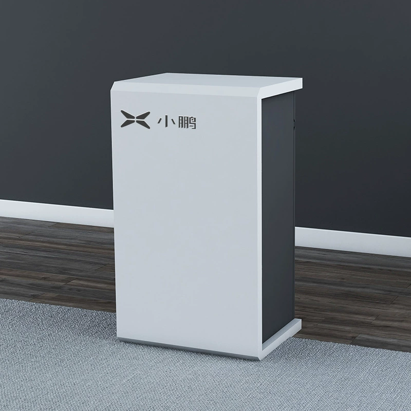 Маленькая барная стойка с белой лакированной отделкой для ресепшена магазина 4S, стойки приветствия в офисе продаж, кассовой стойки в магазине одежды, в современном деловом стиле.