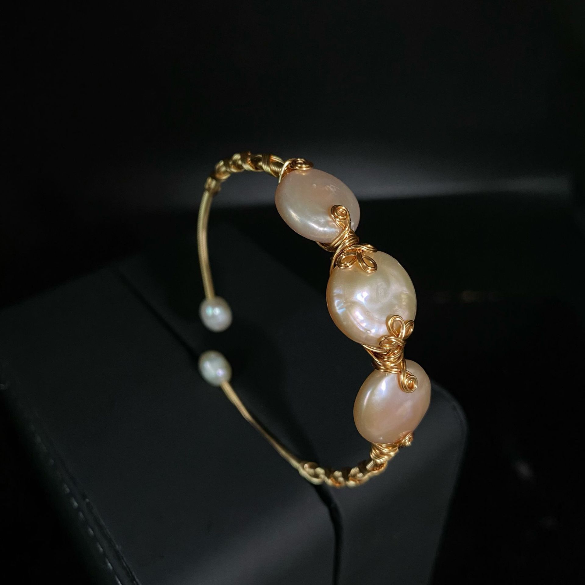 天然淡水真珠ブレスレット3つの真珠の巻線の手作りの象眼ブレスレットメーカーは直接に承認できます。