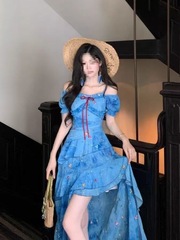 法式气质海边度假连衣裙子女夏2025新款蓝色碎花不规则设计感长裙