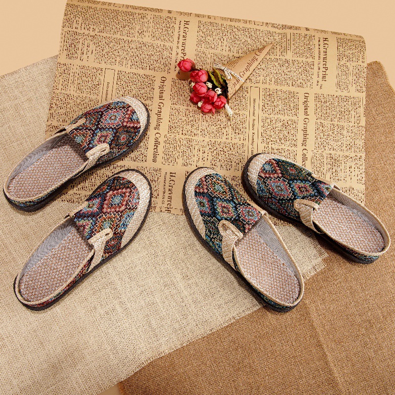 Viejo Beijing zapatos de tela de verano de las mujeres zapatillas de lino transpirable desgaste exterior inferior suave estilo étnico zapatos de mamá punta cerrada medias zapatillas