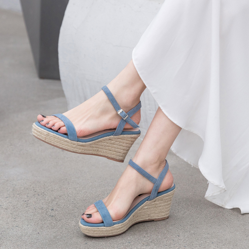 Sandal nữ quai ngang hở mũi gót cao 7 cm đế rơm — Màu đen