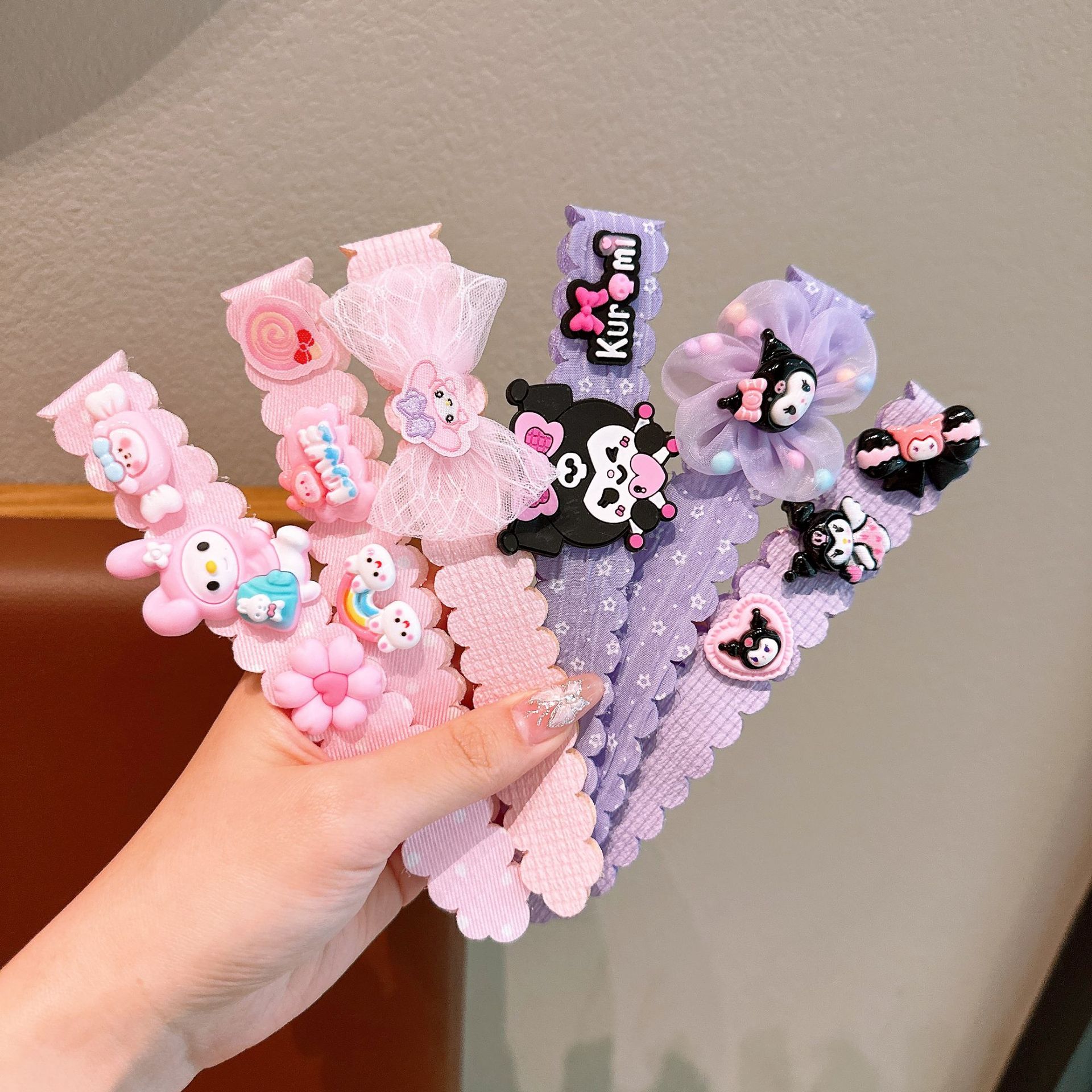 Los niños aman los dibujos animados Sanrio publicó un nuevo velcro, pero Koolomi, la cabeza de la niña para terminar los accesorios de pelo