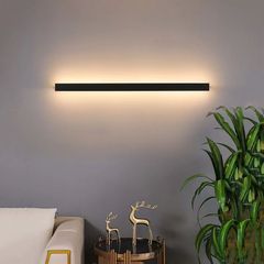 現代のシンプルな一字の長い壁の明かりの通路の寝室の客間のベッドのソファーの背景の明かり