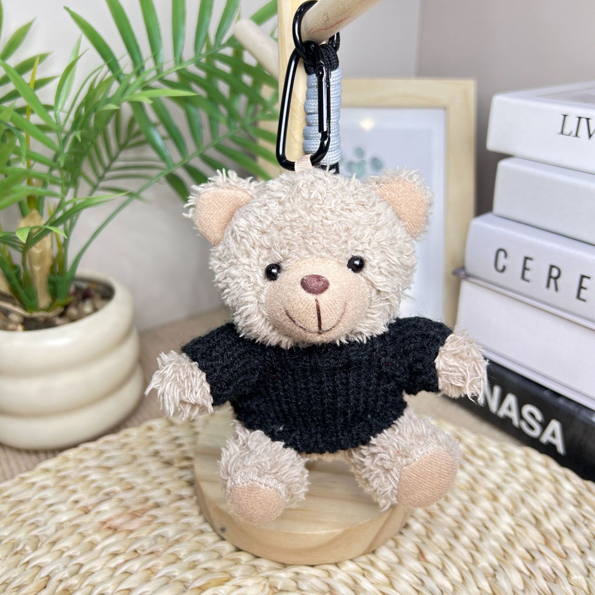 El oso con suéter negro