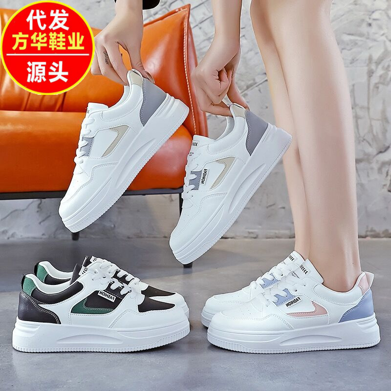 2026 primavera y otoño nuevo popular popular zapatos deportivos casuales de skate con suela gruesa zapatos blancos pequeños zapatos impermeables de cuero de mujer