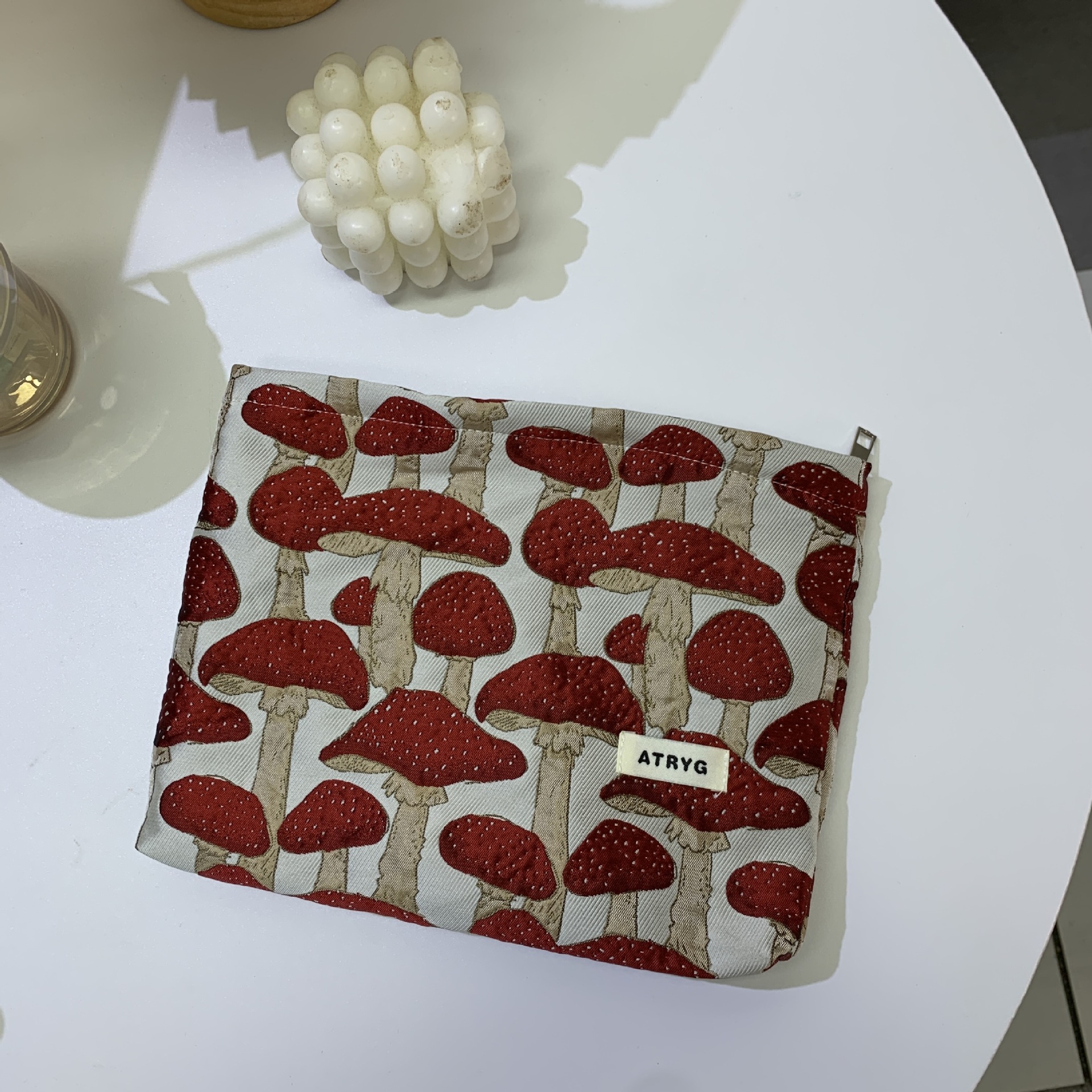 Bolsa de maquillaje, una bolsa de almacenamiento de hongos transfronterizos portátiles Jacquard, bolsa de almacenamiento de maquillaje de alto valor nominal