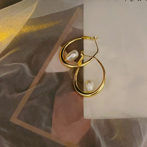 Simple freshwater pearl French-style elegant 14K metal earrings—minimalist hoop designs with a chic, trendy, and uniquely stylish appeal.