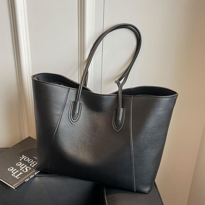 Este año, la popular bolsa de gran capacidad para mujeres 2026 nueva bolsa de brazo simple y casual, bolsa de hombro de viaje universal.