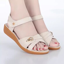 外贸出口真软皮牛筋软底2025新款夏季牛筋底休闲低跟防滑妈妈凉鞋