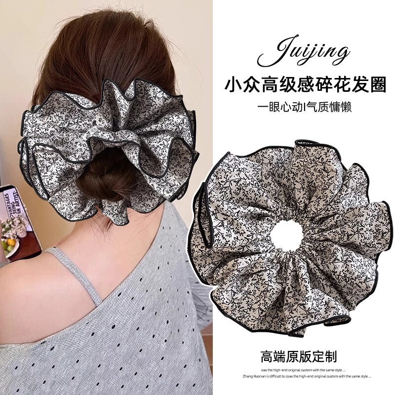 気品が優雅で砕けた花の大腸のシュシュが巨大なレースの馬尾に髪の紐を刺します。|undefined