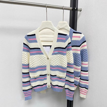 小香风25秋冬新款V领撞色条纹刺绣logo双口袋减龄学院风针织开衫