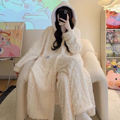 Factory wholesale coral fleece pajamas for women—autumn and winter long-style velvet-lined, thickened flannel loungewear set.