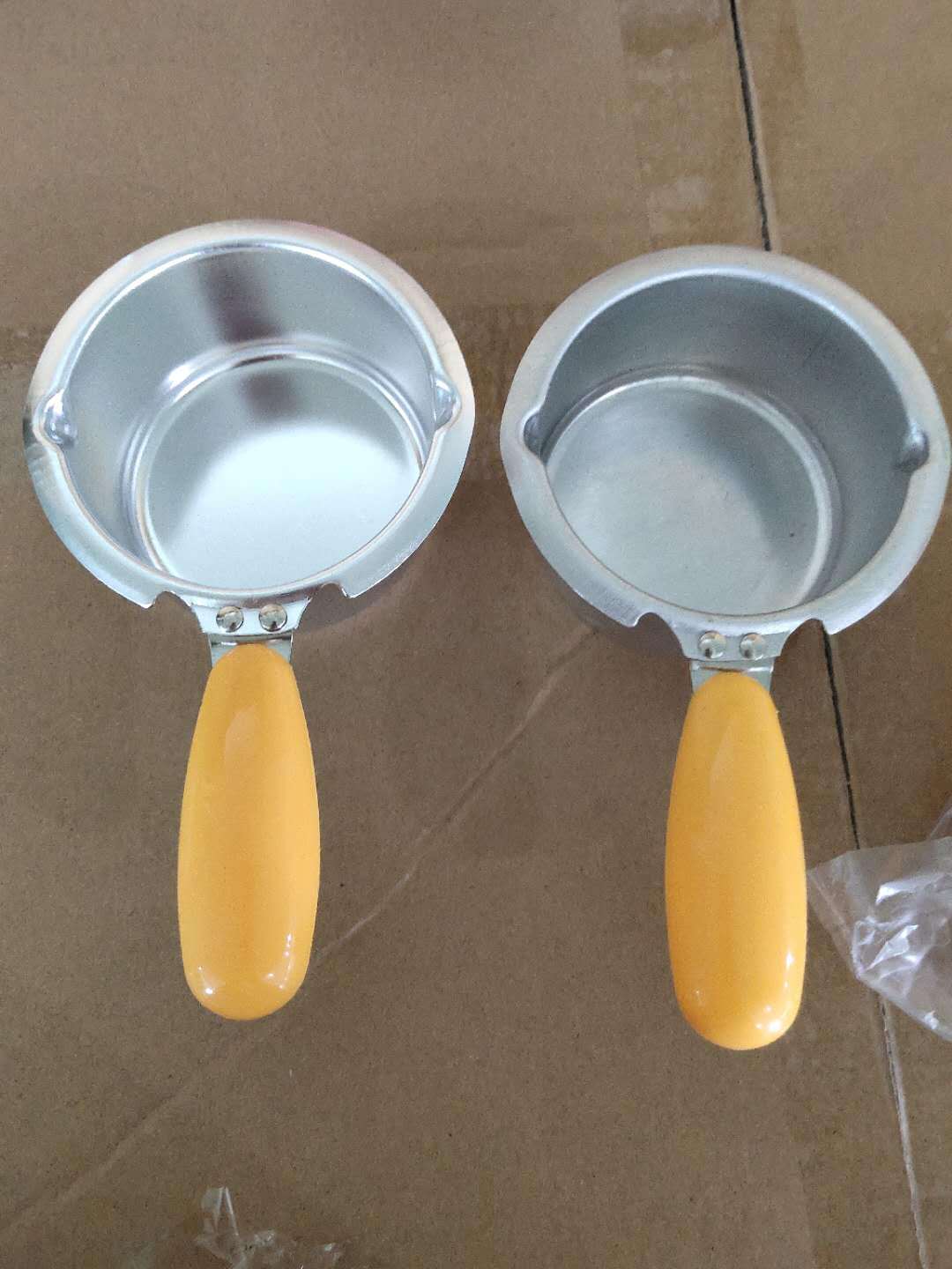 작은 냄비는 광택이 없으며 색상은 무작위입니다.