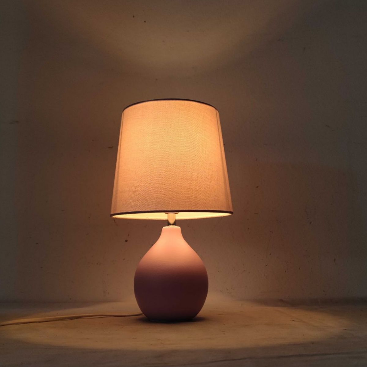 Diseño retro creativo cerámica minimalista dormitorio hotel residencial pequeña lámpara de escritorio fuerza de fabricación al por mayor dimmable led