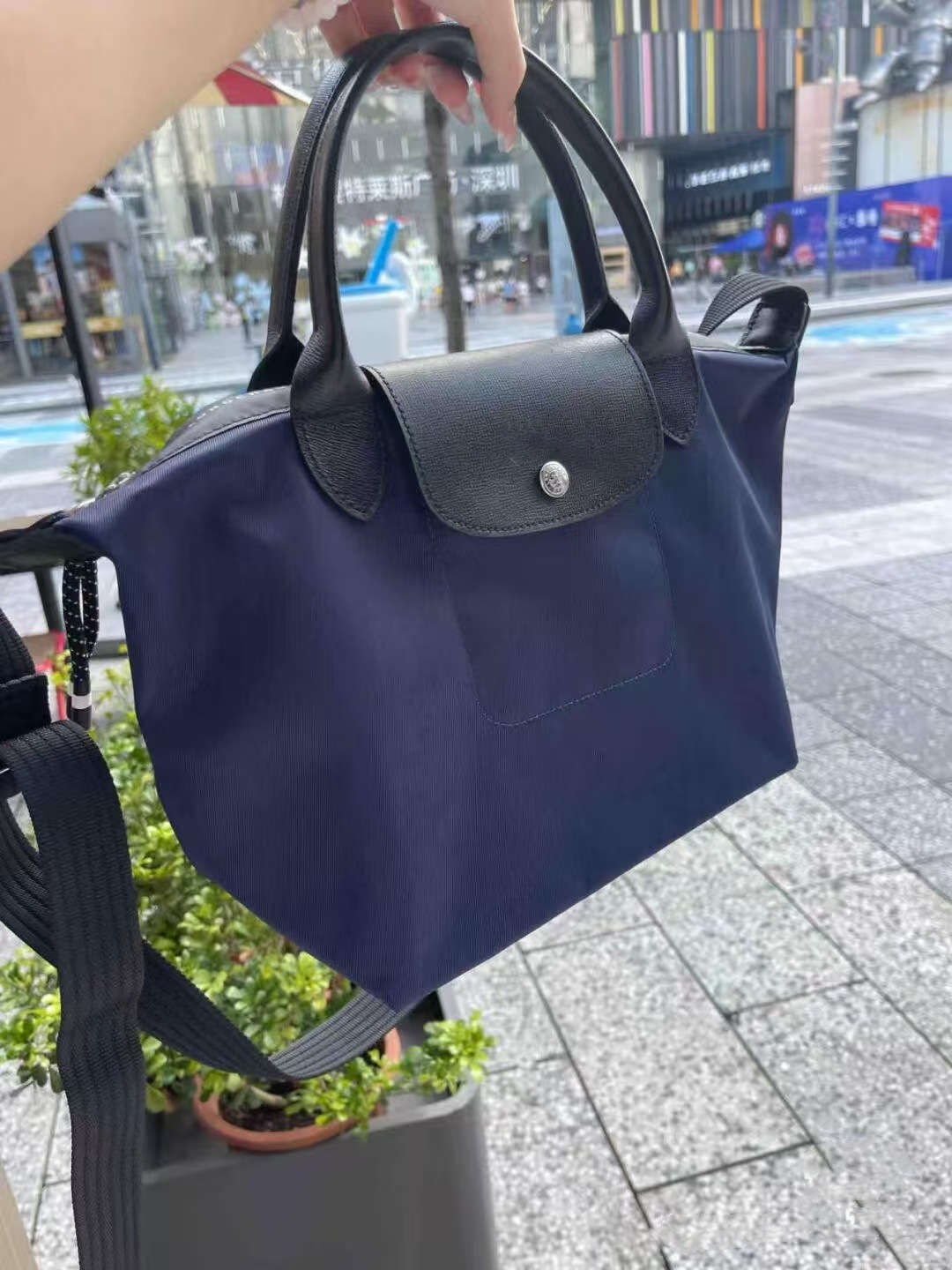Bleu marine sergé / Au milieu
