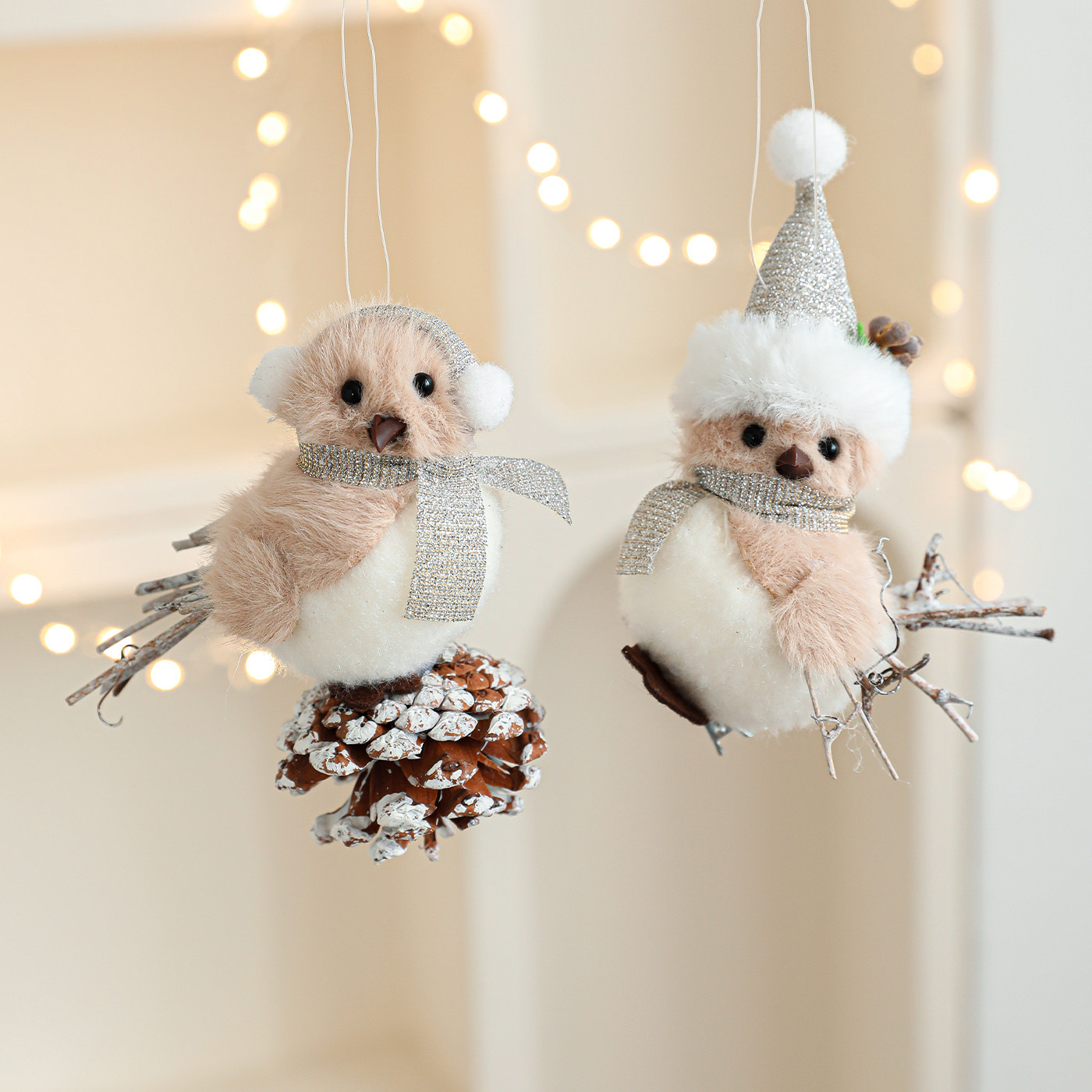 Colgante gris de peluche pájaro ramas de simulación tela de pinos árbol de Navidad gorrión colgante sombrero diseño de ventana