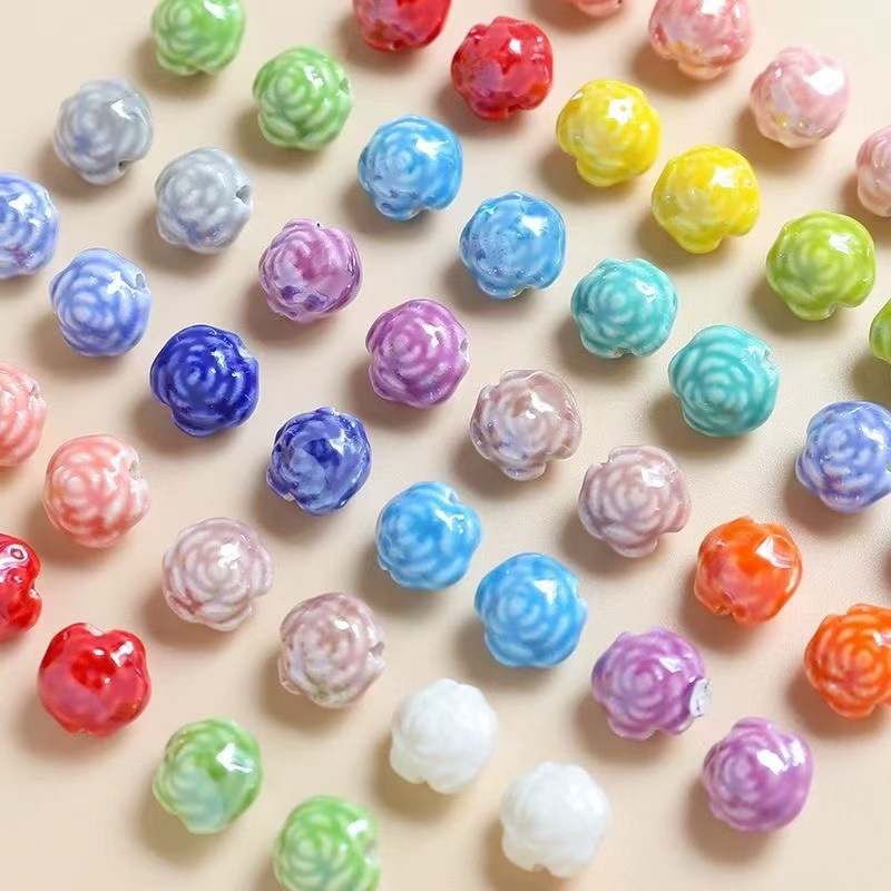 Cuentas de cerámica flor cuadrada estrella de cinco puntas pequeña flor de ciruelo trébol de cuatro hojas pequeño elefante pequeño conejo de jade color mixto cuentas de agujeros rectos cuentas hechas a mano