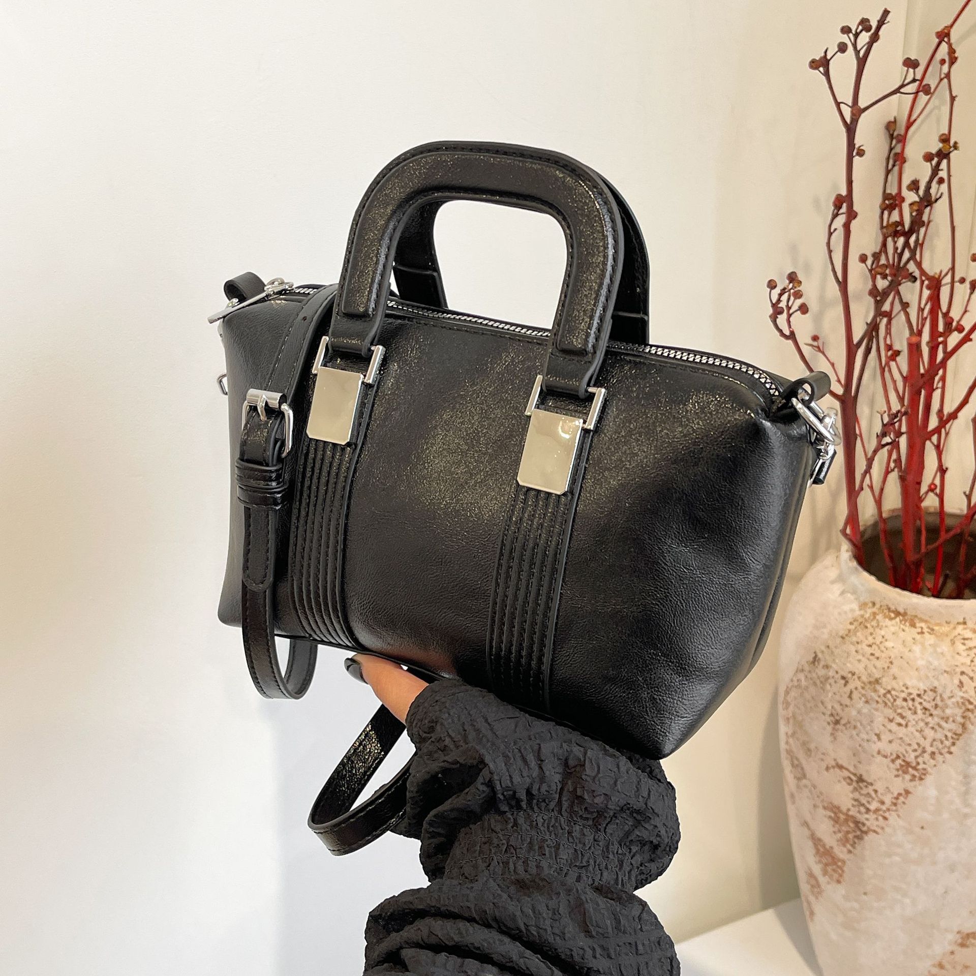 Bolso de mujer de moda bolso de mensajero de textura de color sólido 2025 otoño e invierno nuevo bolso de viajero simple bolso de mano