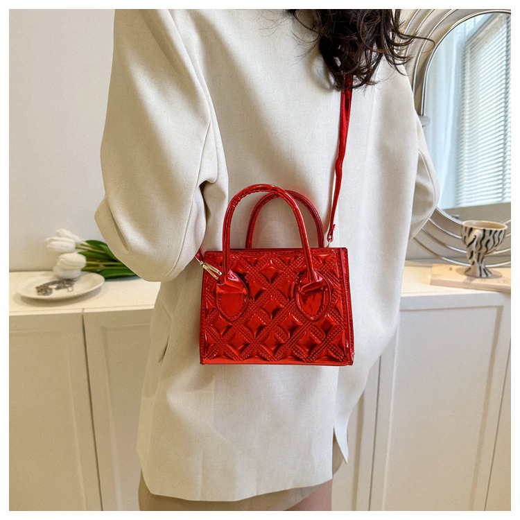 Piccola borsa a tracolla quadrata in vernice effetto goffrato_voghion.com
