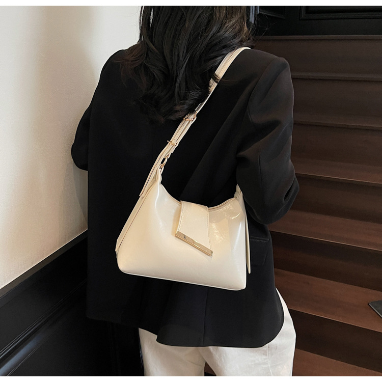 In the summer of 2025, new solid-color underarm bags for women are popular. These are simple and stylish underarm bags, handbags, and candy-colored single-shoulder bags undefined
