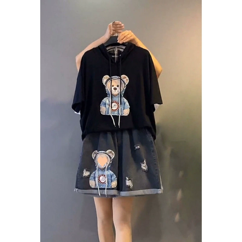 Летний костюм из двух предметов для полных женщин Fat Sister 2025: толстовка с коротким рукавом и шорты из денима, украшенные тяжелым бисером в виде медведя.