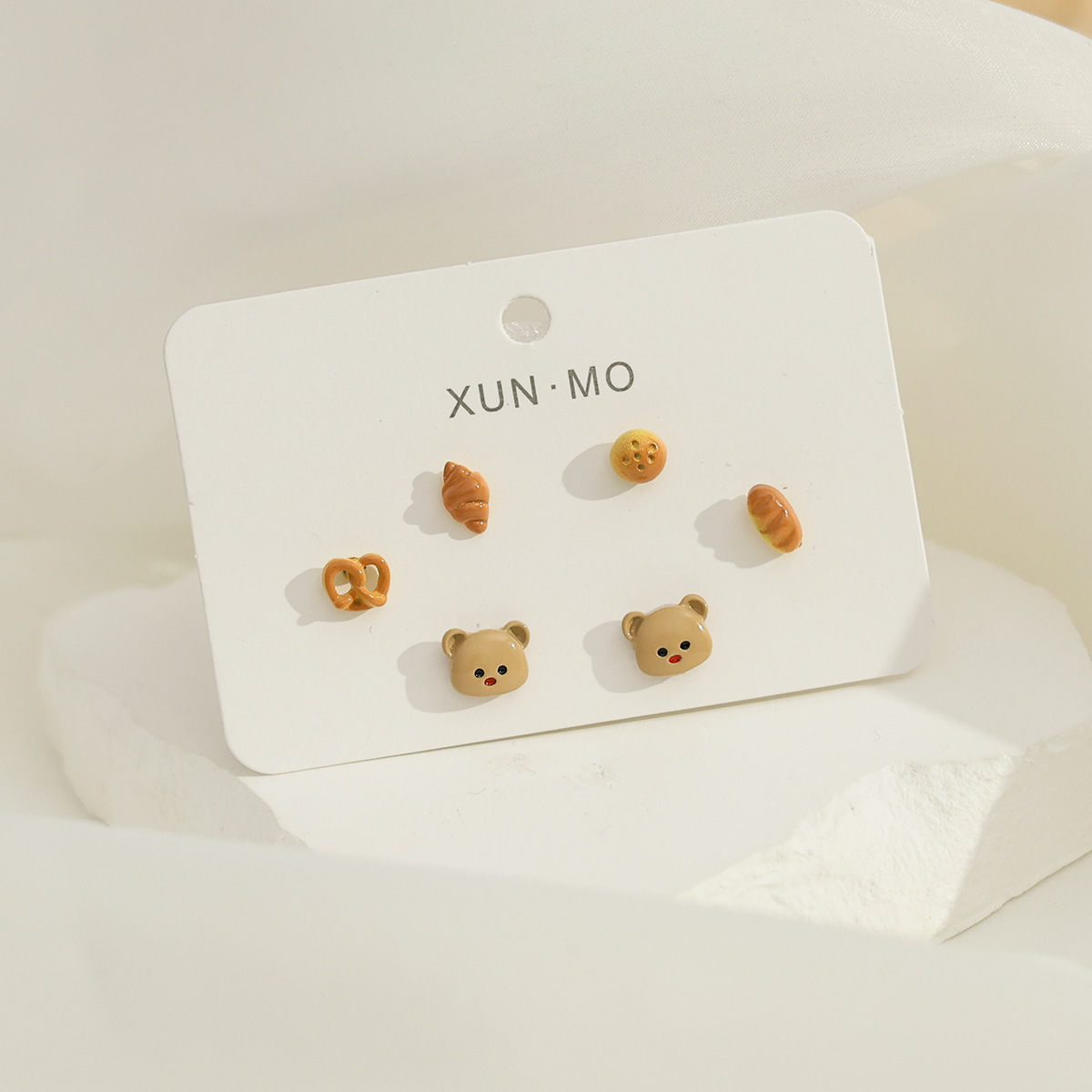 Juego de pendientes de aguja plateados, sencillos y compactos para mujer, pendientes geométricos en forma de corazón, bonitos, dulces y versátiles, venta al por mayor para puestos de mercado