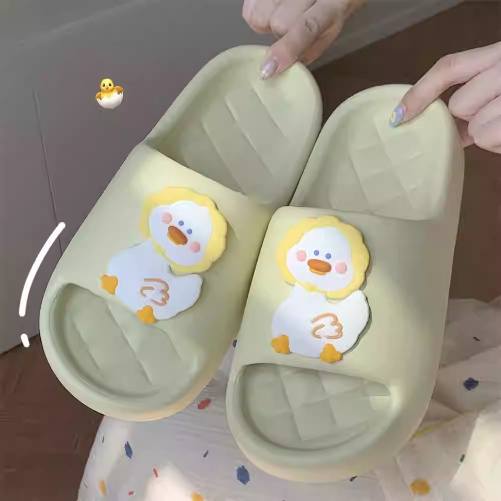 Hermosas zapatillas de pato grueso para mujeres de verano para usar anti-deslizante dibujos animados casa baño pareja zapatillas frías