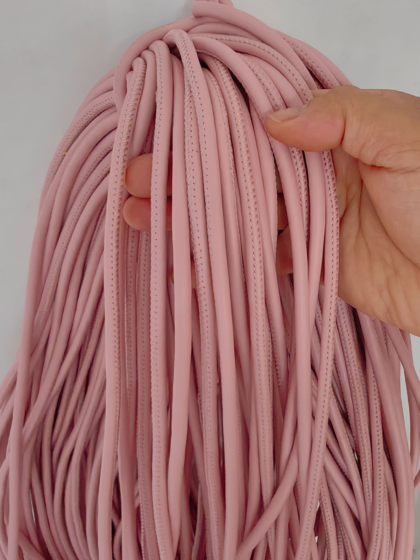 Coser de coche hecho a mano, relleno de núcleo, accesorios de ropa, cuerda de cuero pu, accesorios de joyería, cuerda redonda, pulsera de color al por mayor, cuerda