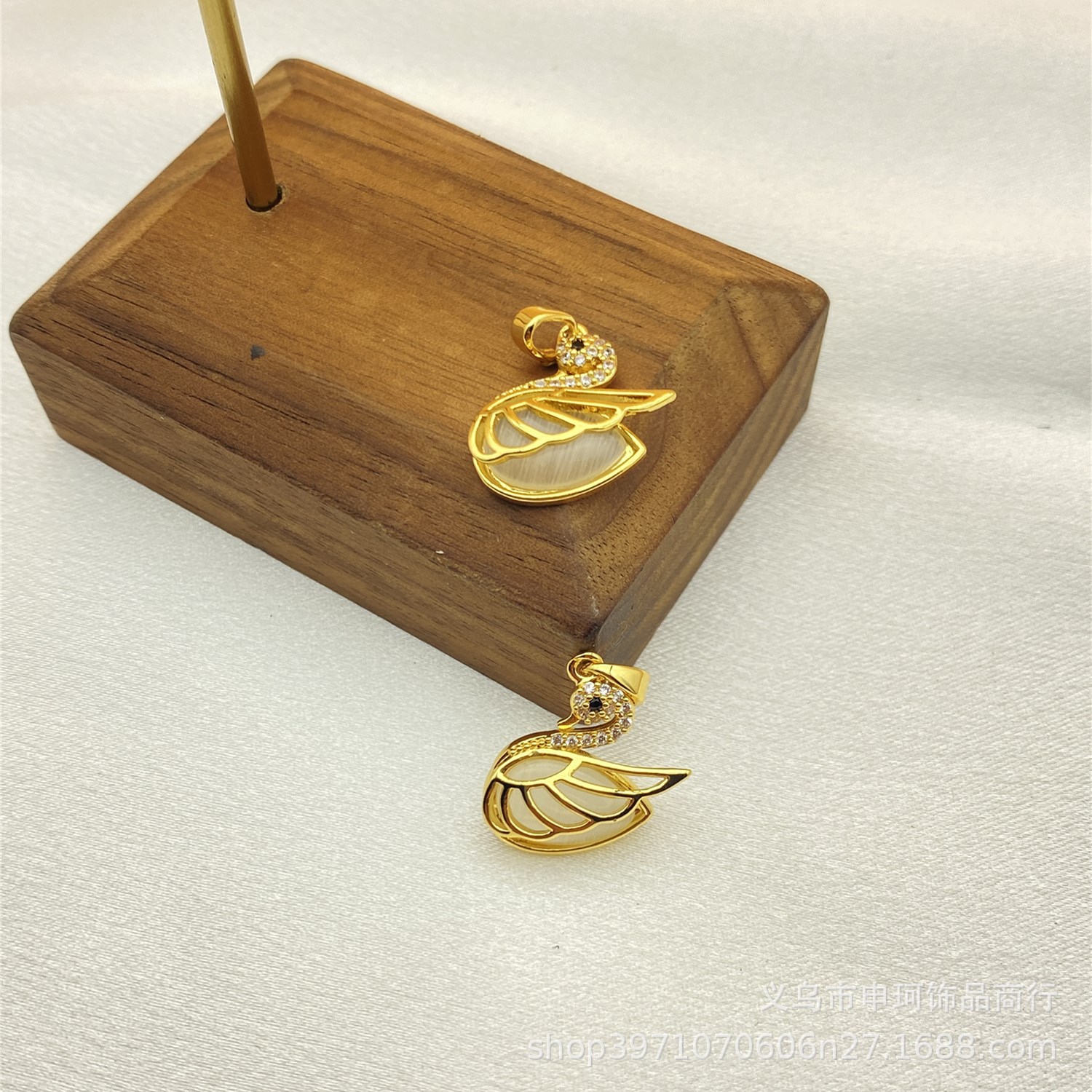 fashionable universal copper elegant pendant with zircon