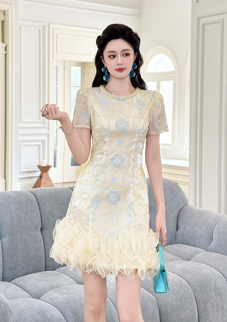 Đầm bodycon cổ tròn thêu đính kim cương phong cách quý cô giàu có mùa hè 2026 — mơ chi tiết 8