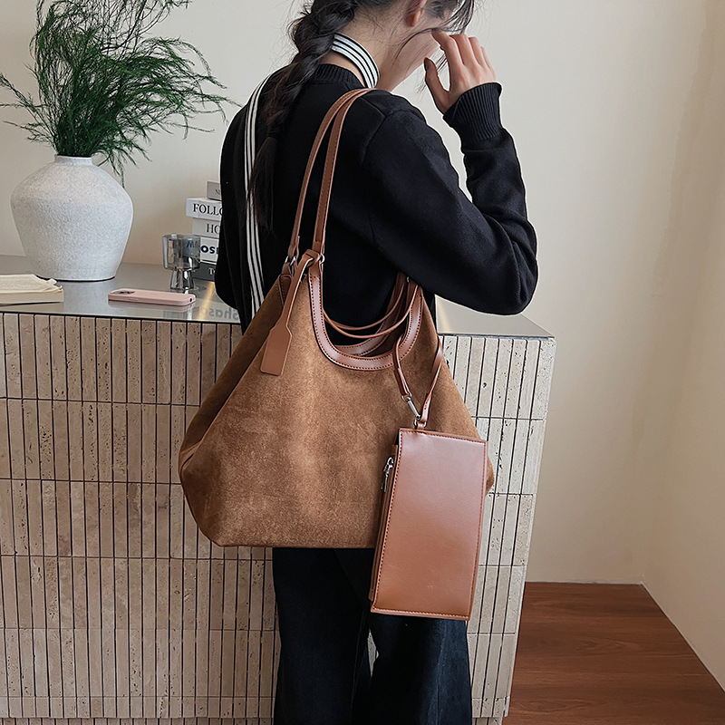 Autumn and Winter New Suede Bucket Bag Women's Large-Capacity Single Shoulder Underarm Tote Bag Retro Commuter Versatile Mother-In-Law Bag