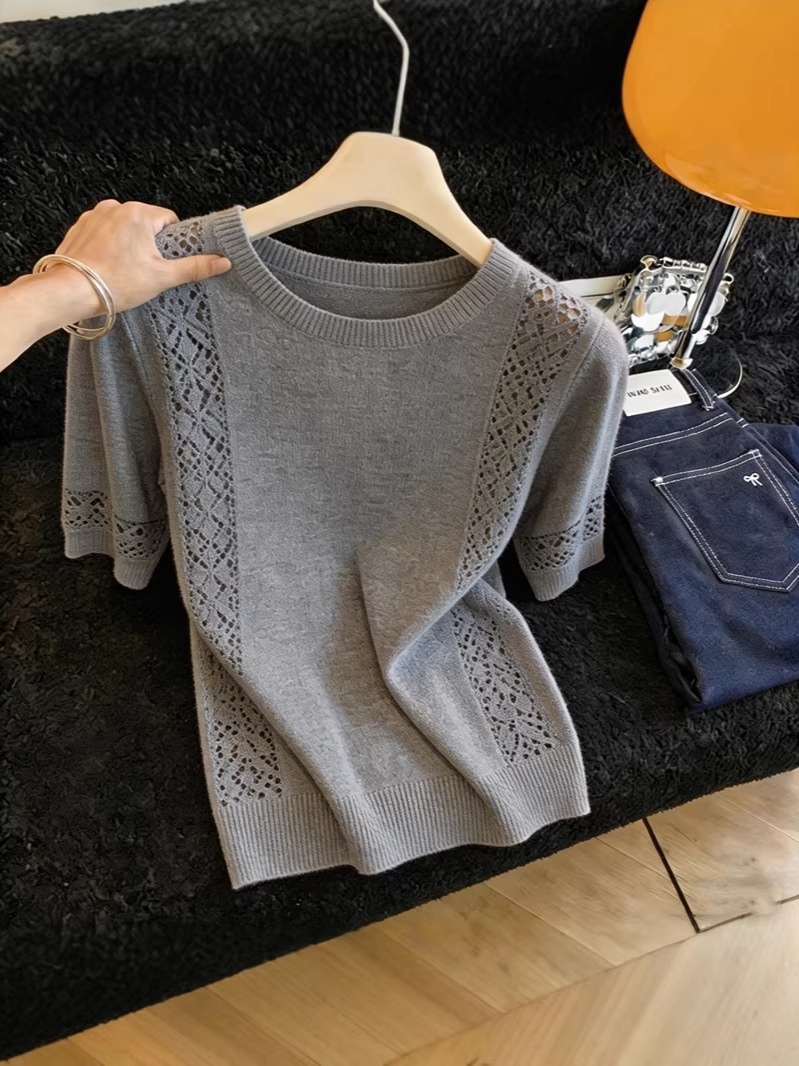 Áo thun nữ cổ tròn tay ngắn, chất liệu cotton thoáng mát, kiểu dáng đơn giản — màu xám đậm