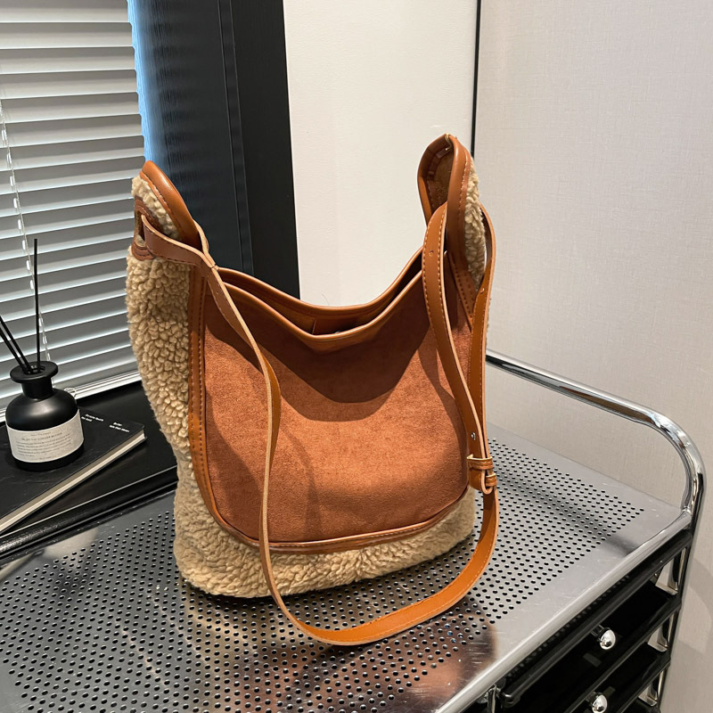 Retro tela esmerizada bolso de cubo de agua mujer 2025 nuevo nicho de moda cordero gran capacidad mochila de hombro