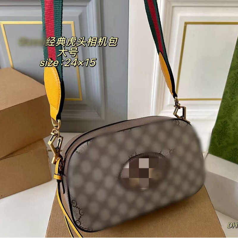 Gucci's new classic tiger-head camera bag is simple and clean, with a vintage college style that is versatile and suits everyone Gucci's new classic tiger-head camera bag is simple and clean, with a vintage college style that is versatile and suits everyone