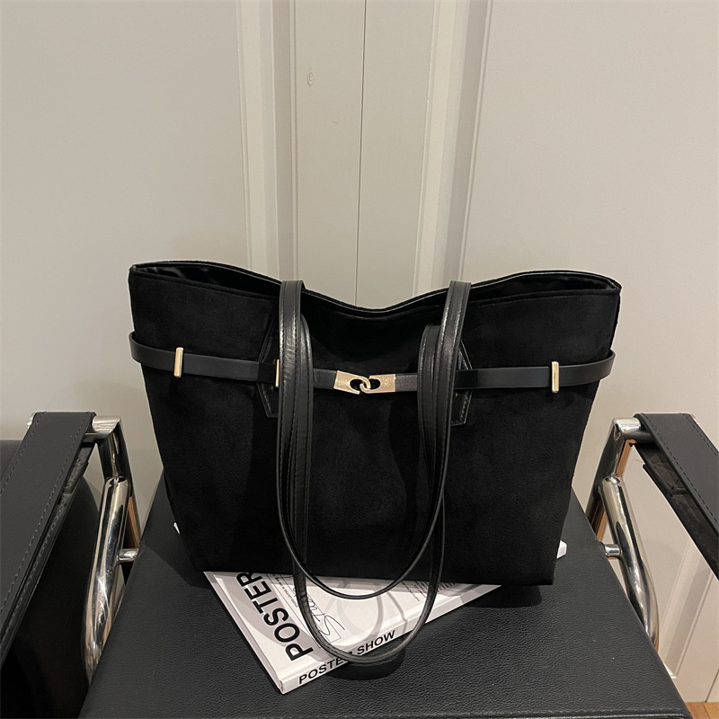 Fashionable handheld capacious one-shoulder bag for leisure